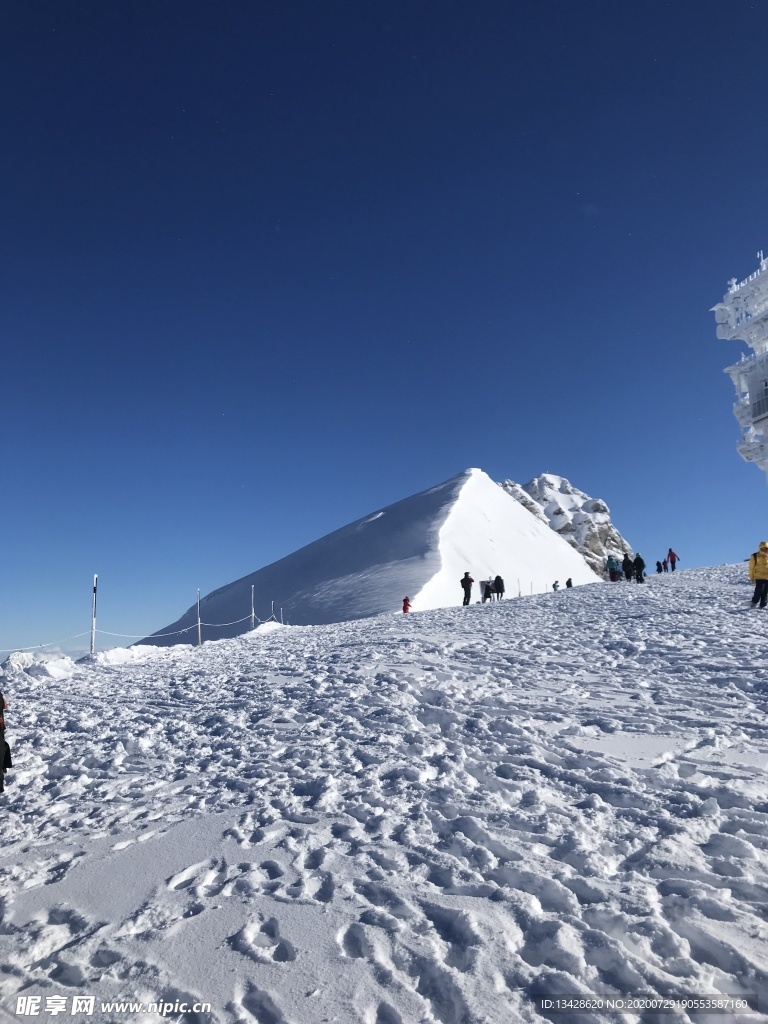 雪山中的雪山