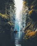 悬崖湖上划船图片