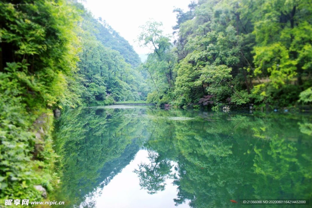 山水倒影
