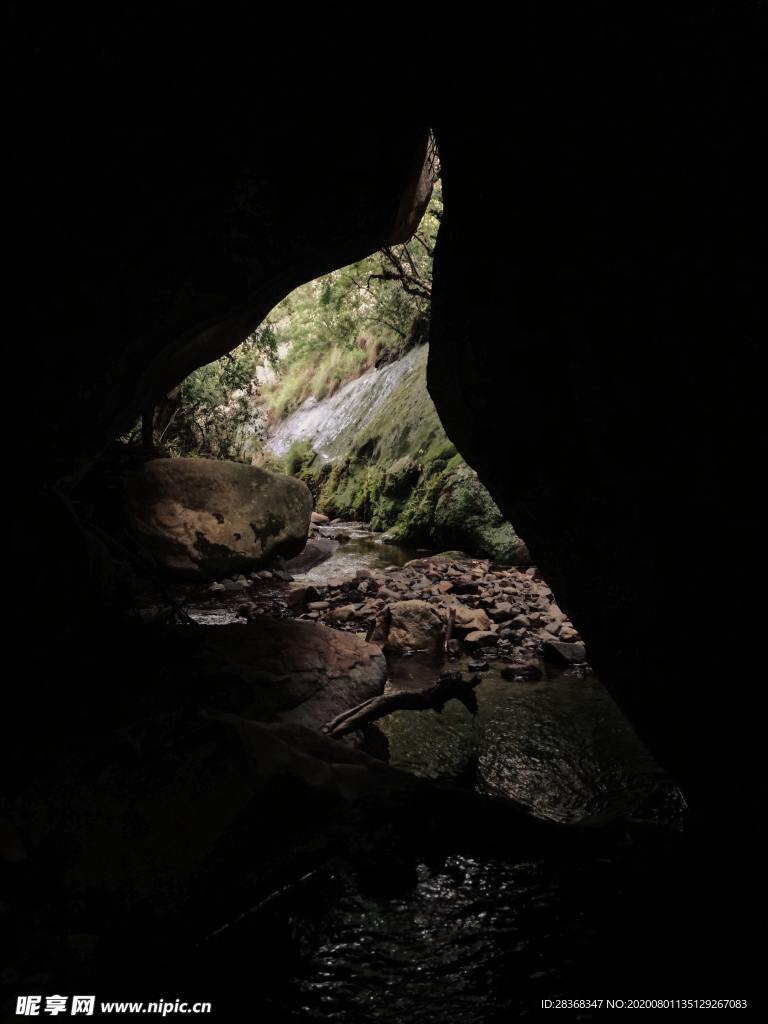 山洞