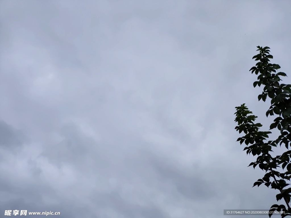 下雨的天空