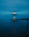 海上木桥亭子夜景图片