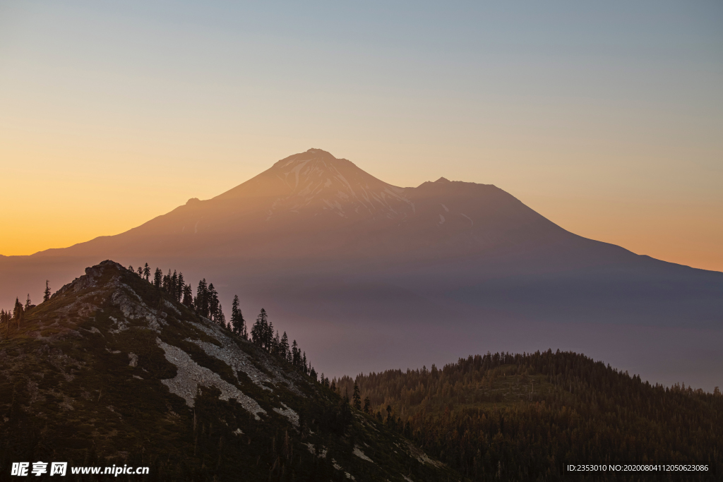 夕阳山景