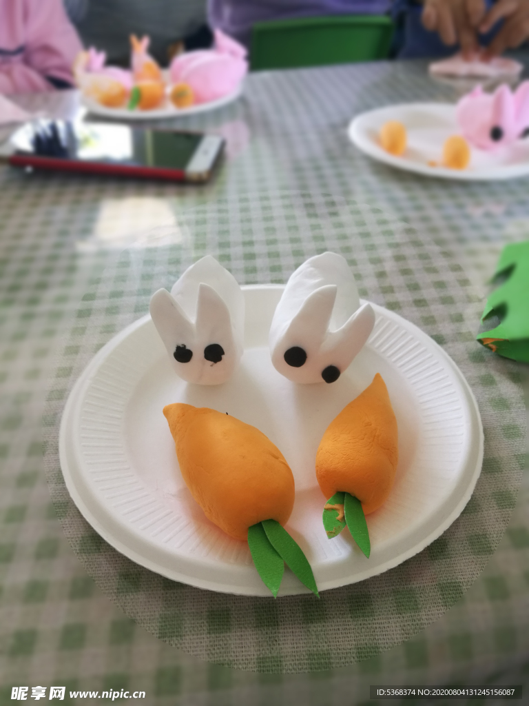 手工作品 二只小兔子 胡萝卜