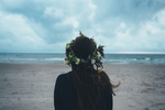 女孩 花圈 海滩图片