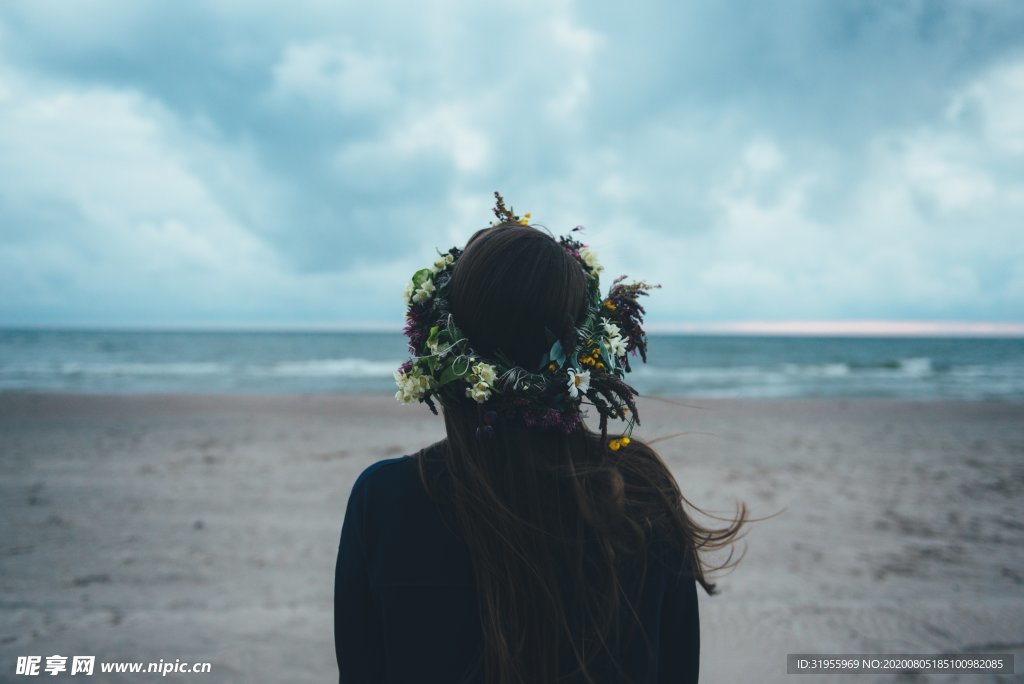 女孩 花圈 海滩图片