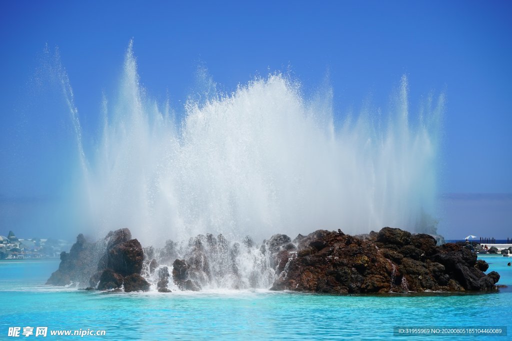 蓝色的海洋喷泉图片