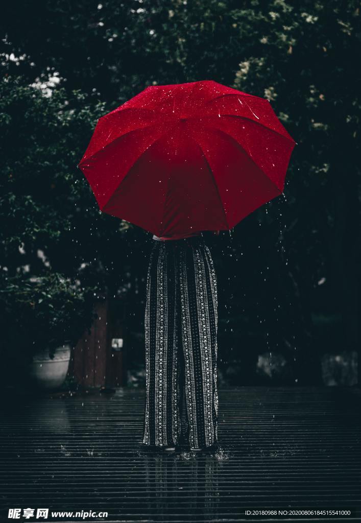 下雨打伞
