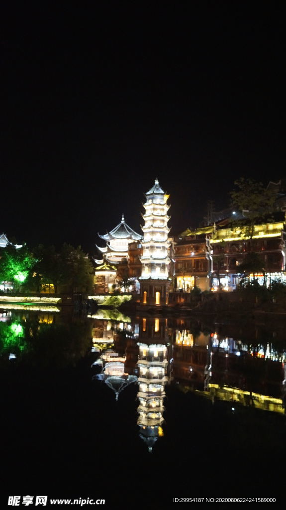凤凰古城夜景古塔