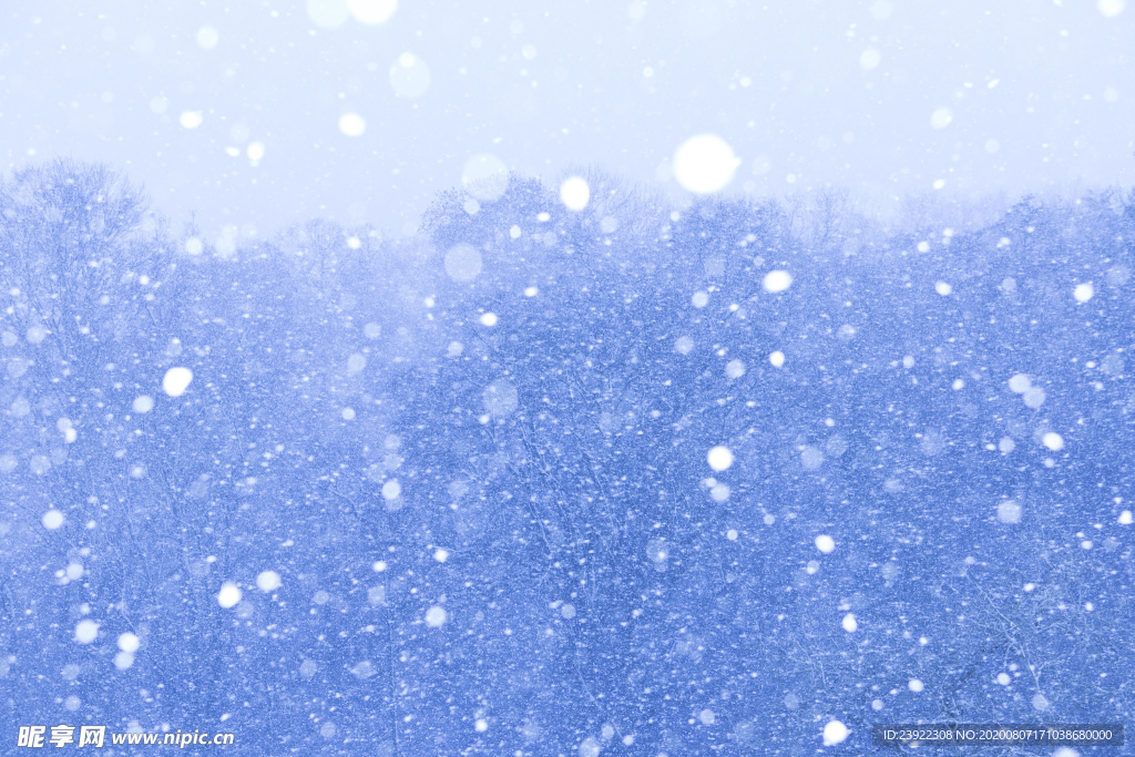 蓝色天空白色雪