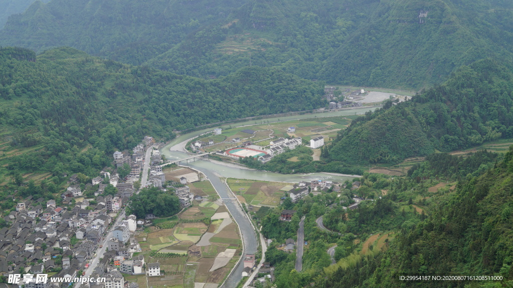 矮寨大桥俯视桥下风景