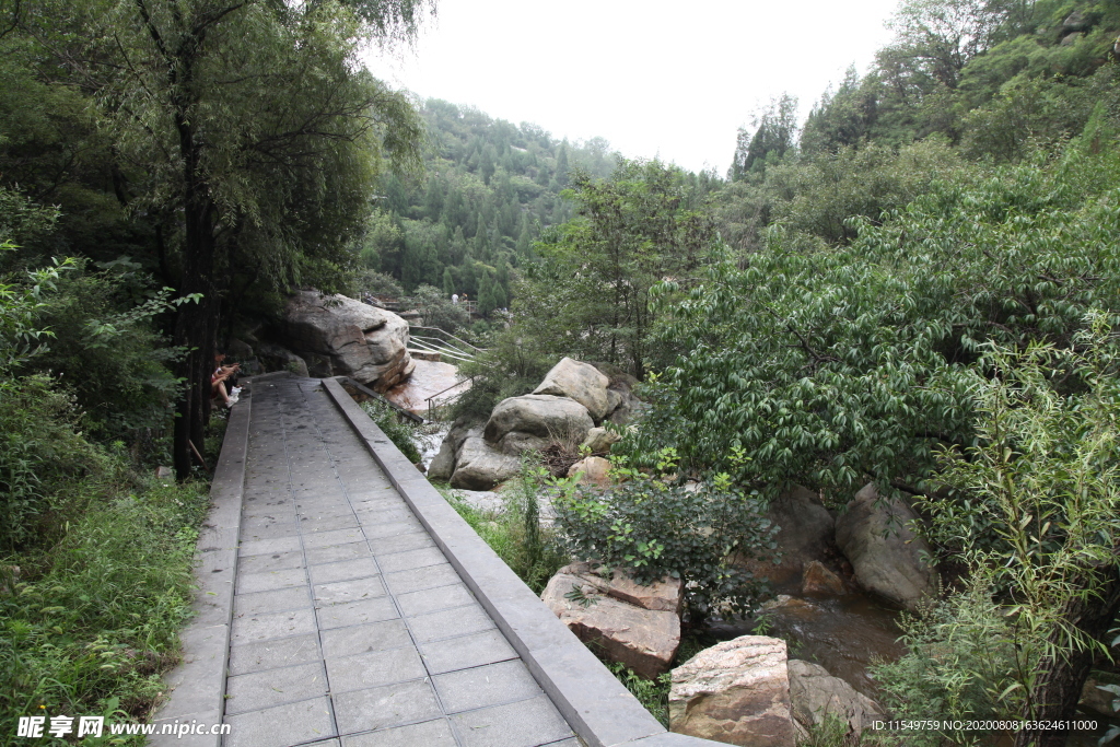 卢崖瀑布风景区内景