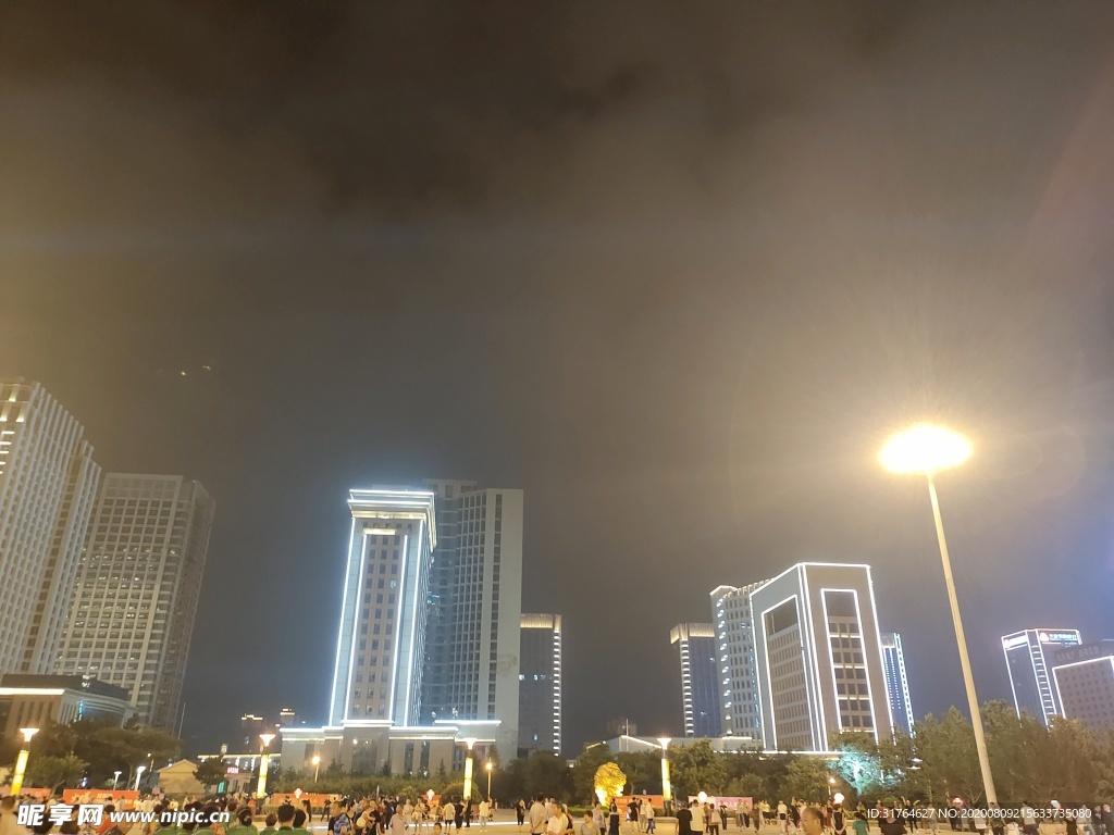 夜色中的高楼大厦