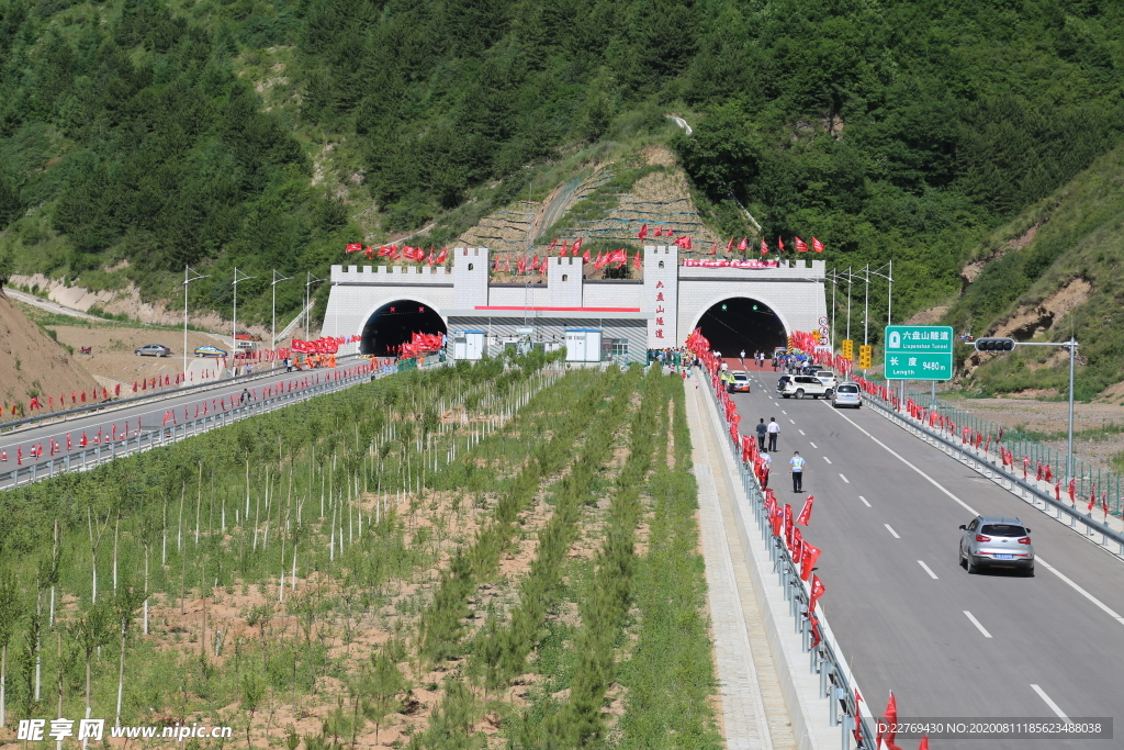 东毛高速公路六盘山隧道建成通车