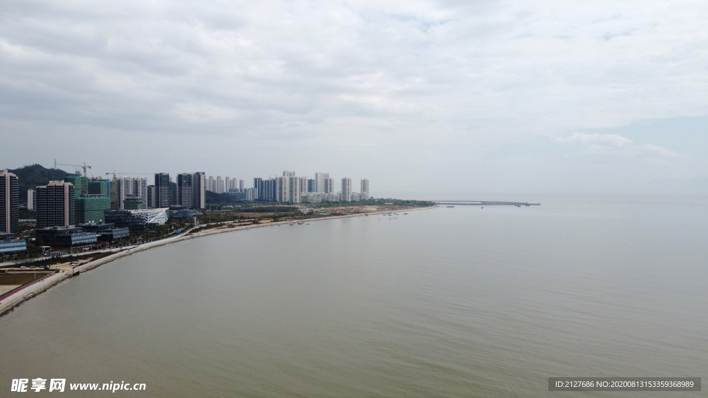 风平浪静的阴天海面