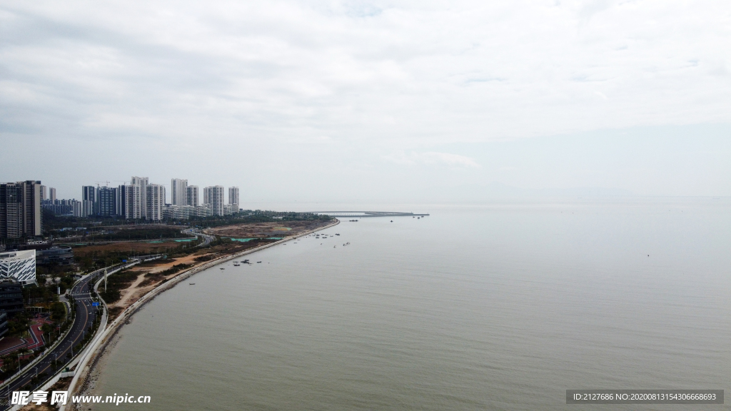 阴天的海岸线海滨城市