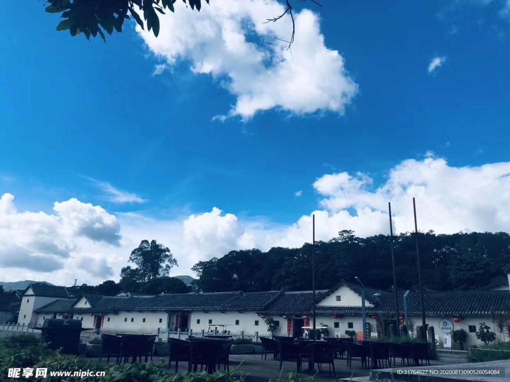 蓝天白云下的小村庄