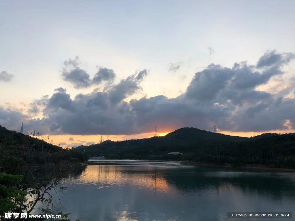 夕阳下的平静湖面