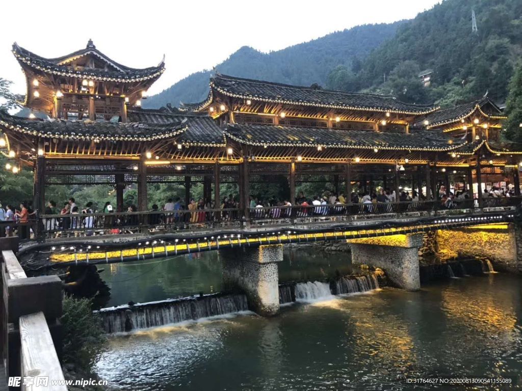 夜晚的村寨