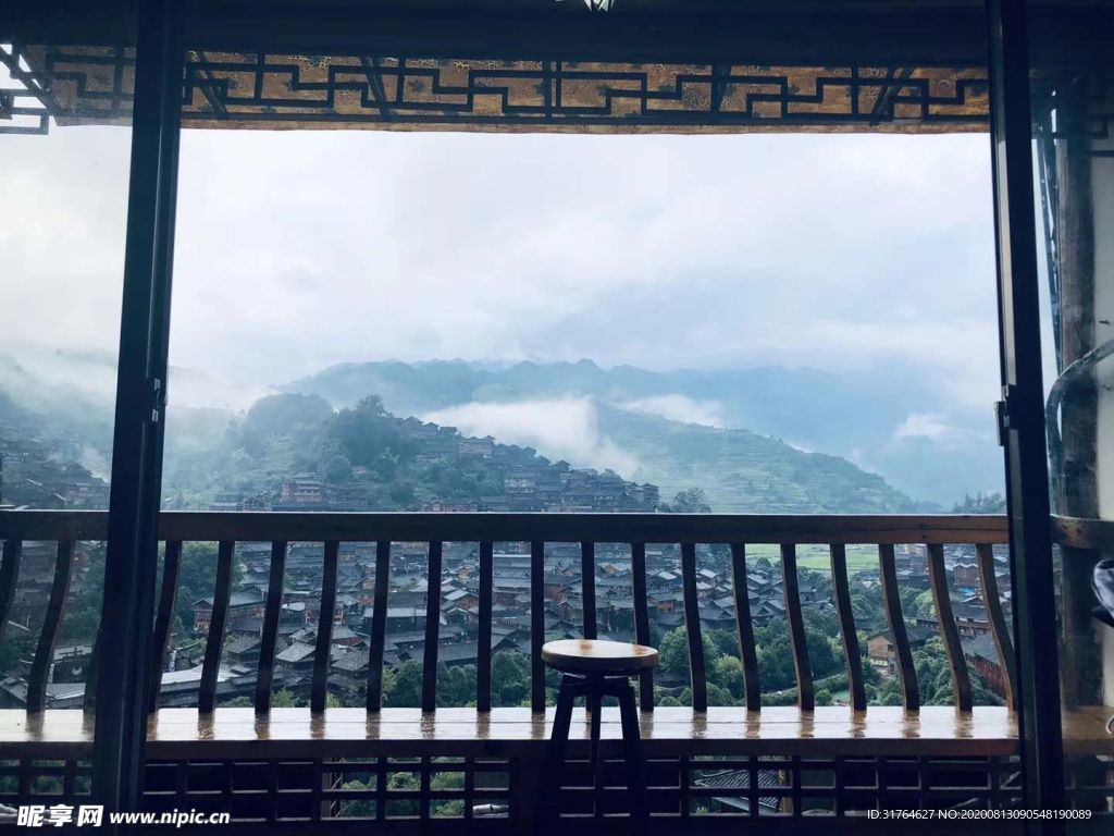 亭子外的远山