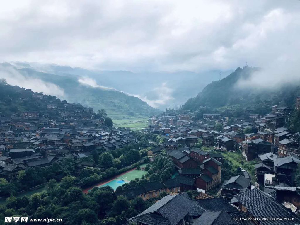 高山下的村寨
