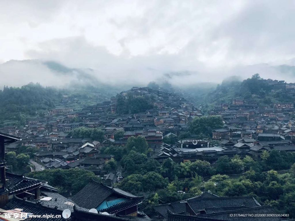 蓝天下的村寨