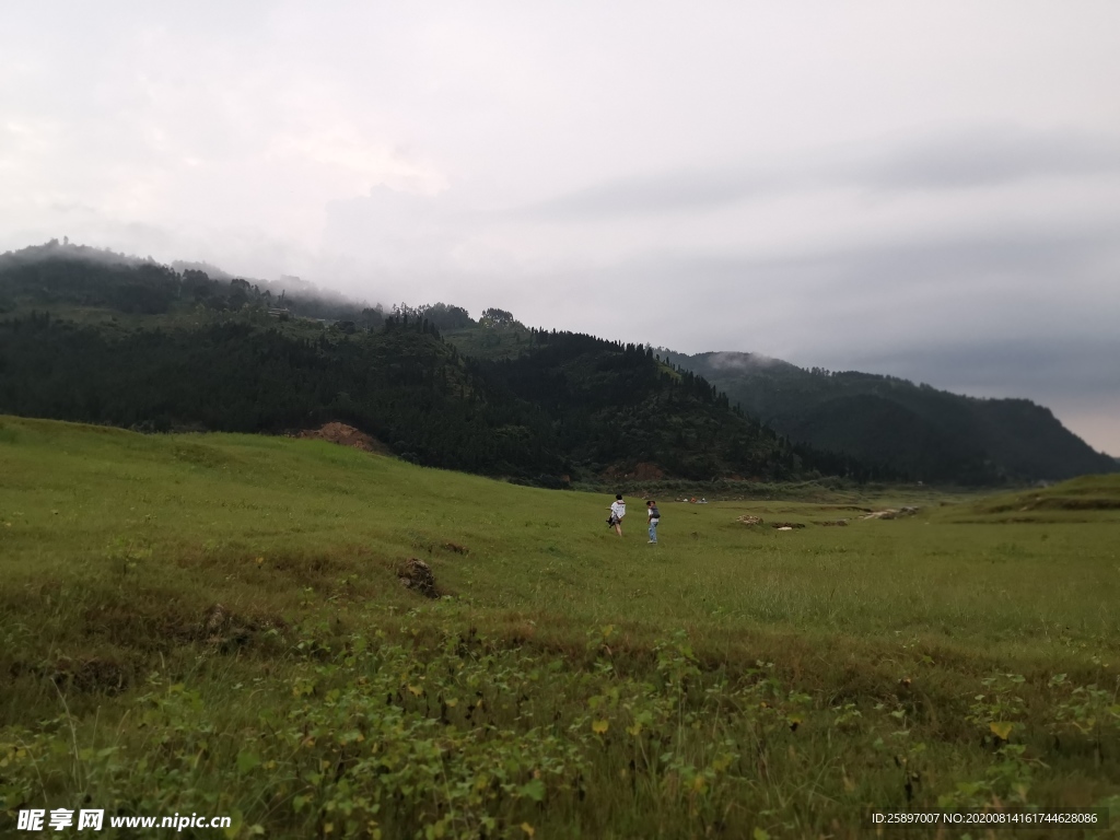 山峰草地