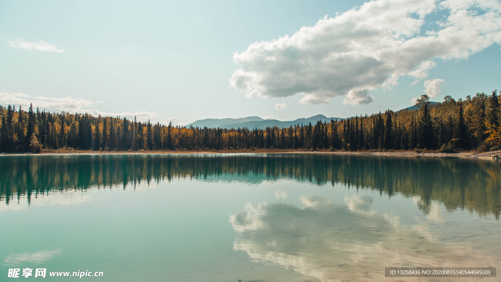 群山森林湖水天空云彩风景