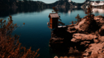 群山湖水木屋树木风景