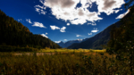 群山蓝天白云草地风景