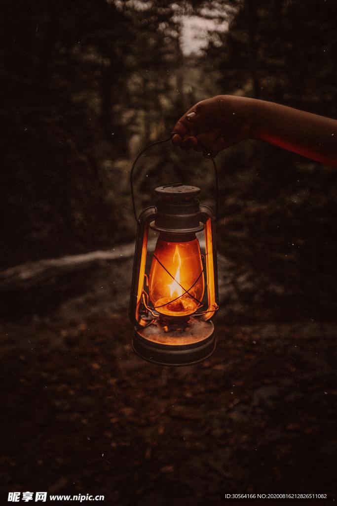灯火手持马灯森林夜晚背景素材