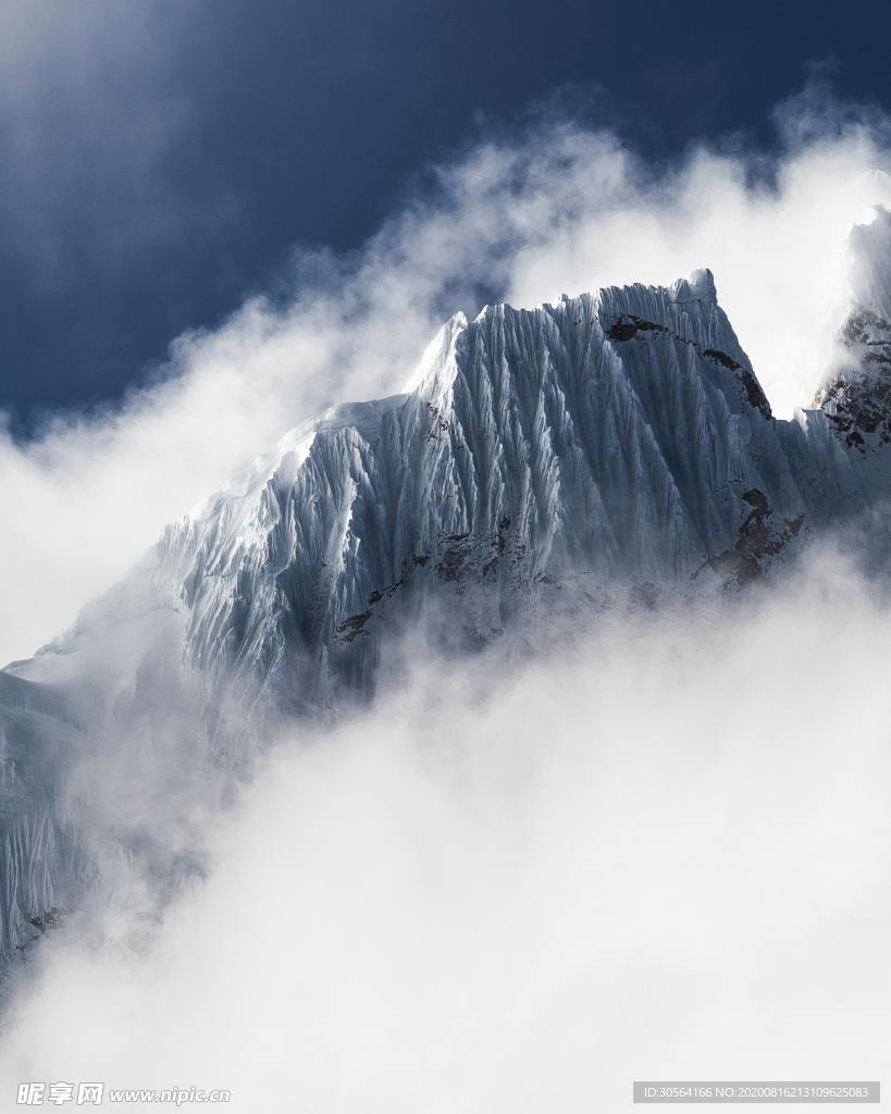 雪山云雾自然生态背景素材