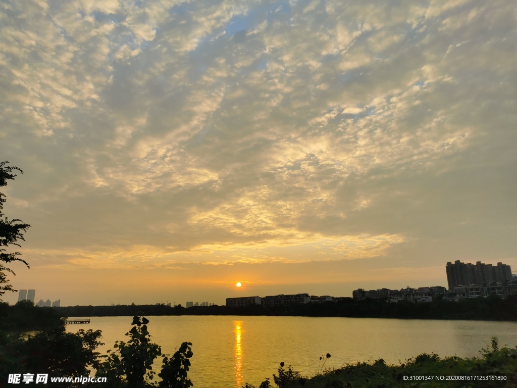 夕阳下的金银湖