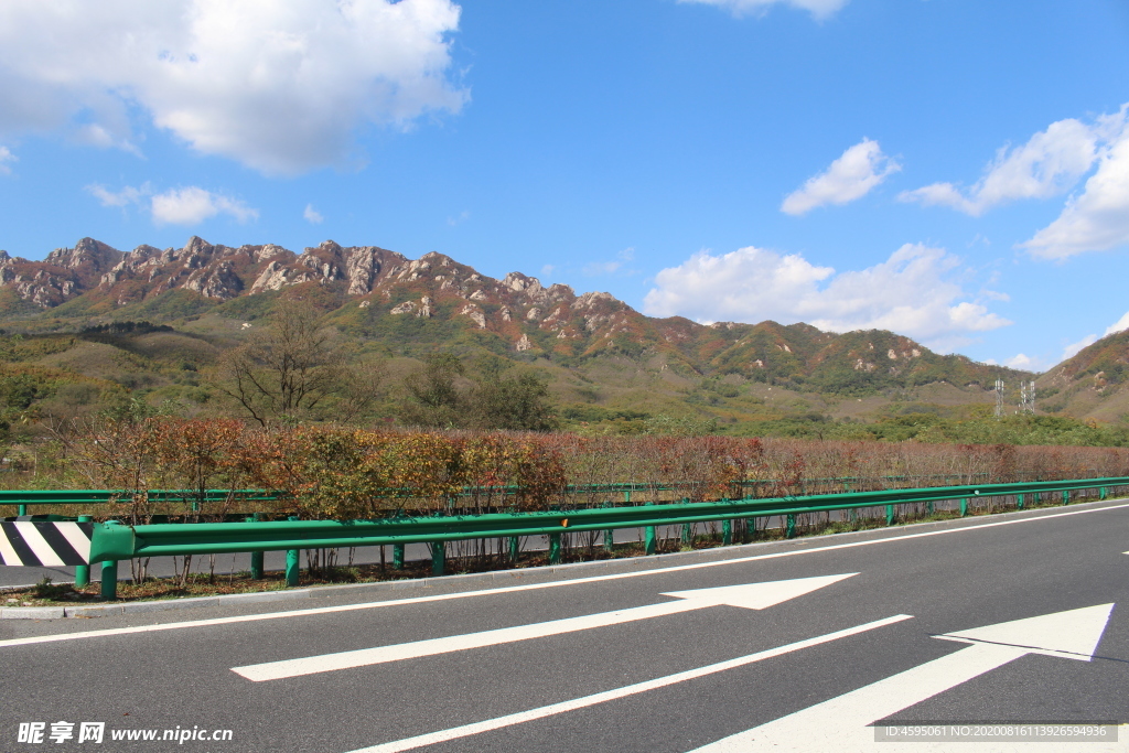 大山下的高速公路