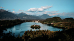 群山湖泊小岛建筑风景