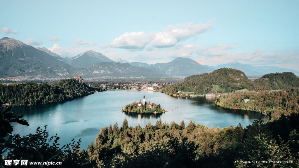 群山湖泊小岛建筑风景
