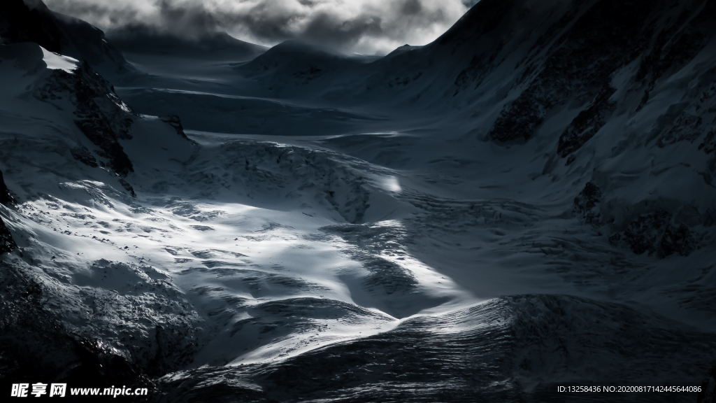 群山雪山乌云天空风景