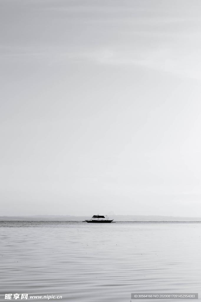 湖面海面简约小船留白背景素材
