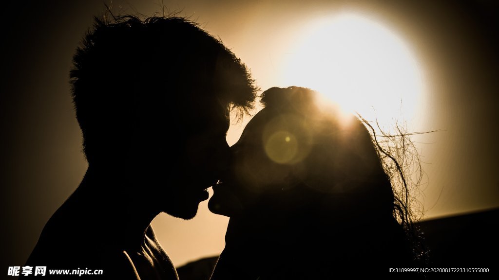 情侣亲吻背光黑色剪影摄影图片