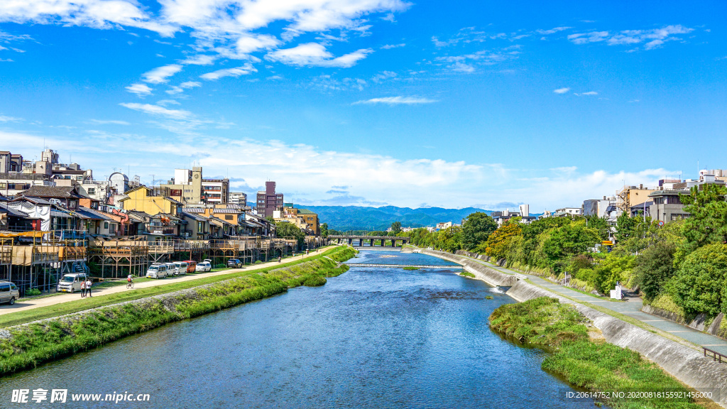 蓝天下的河道风景