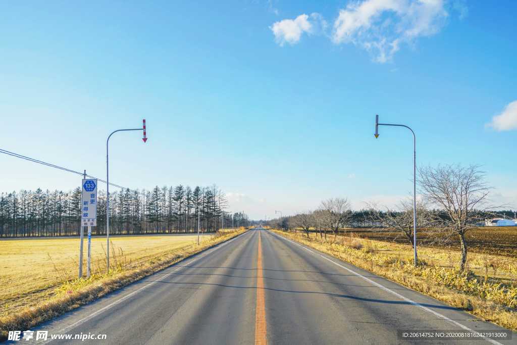 空荡荡的乡村道路风景