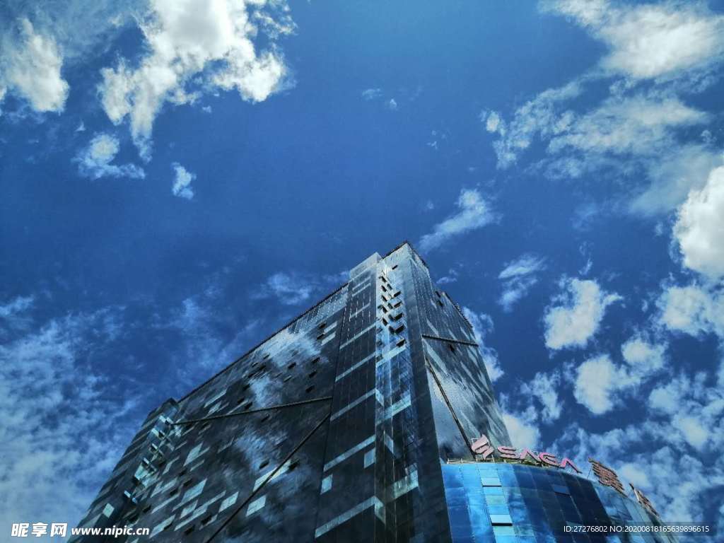 晴天蓝天白云西安大楼风景