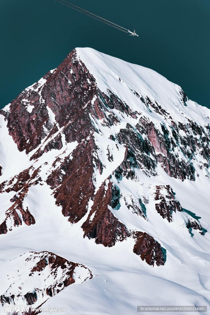 雪山山峰留白自然生态背景素材