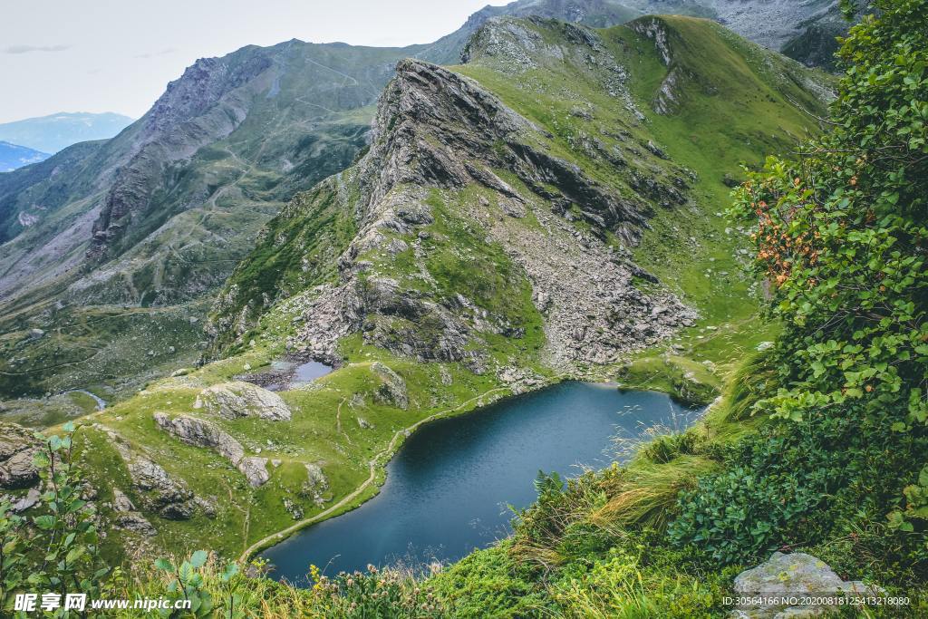 湖面山峰旅游自然生态背景素材