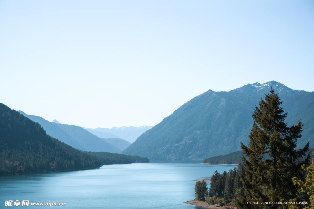 湖面山峰旅游自然生态背景素材