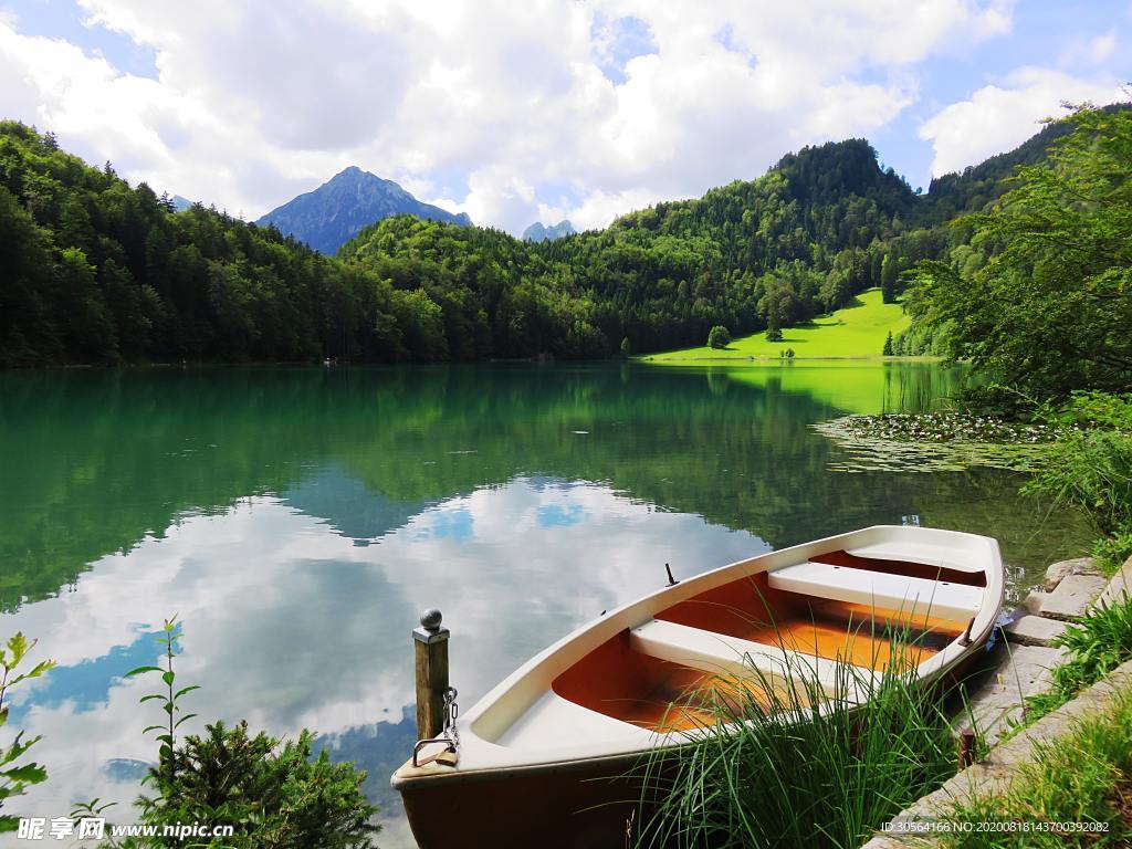 木船山峰湖面自然生态背景素材