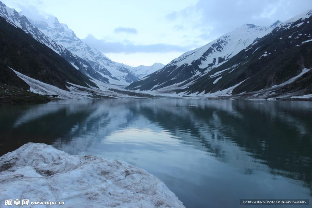 雪山湖泊自然生态背景素材
