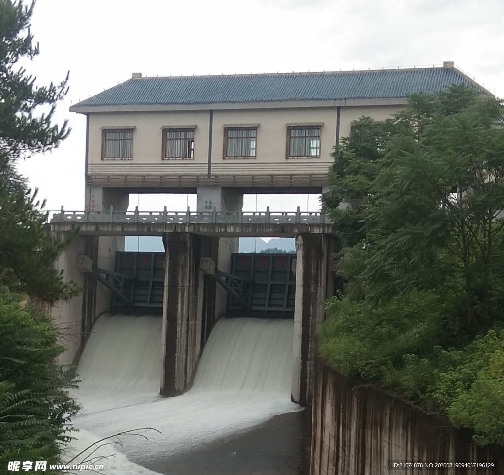 水库泄洪