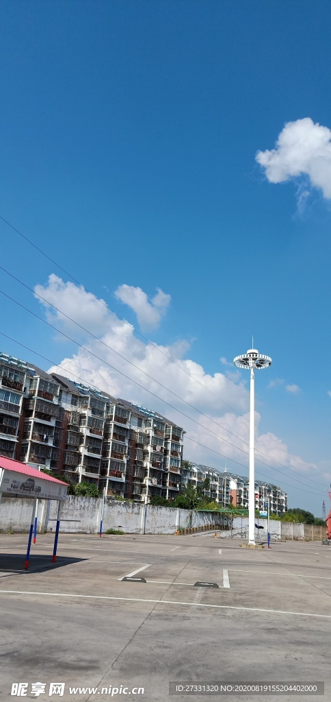 蓝色天空白云