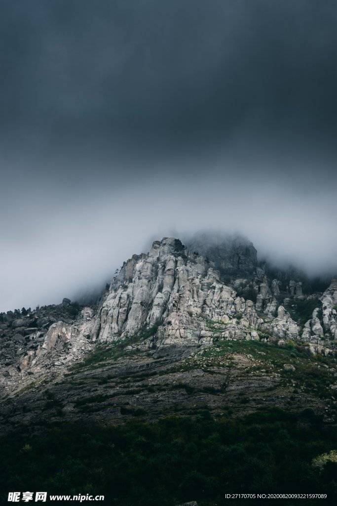 远方苍山